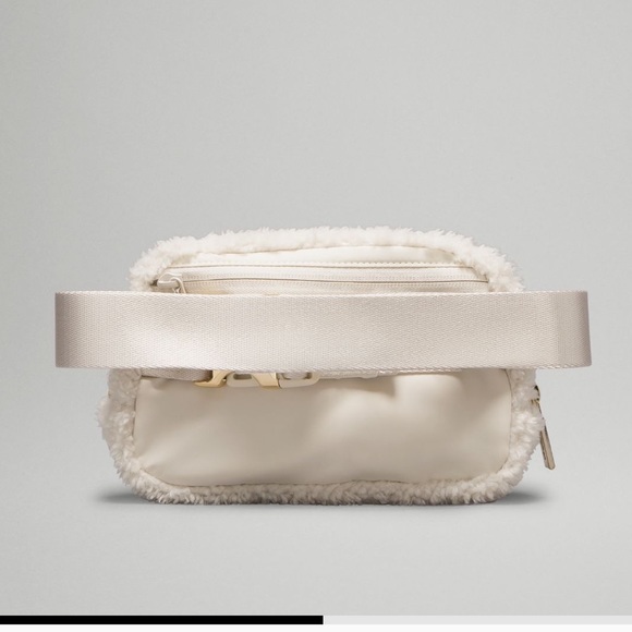 Lululemon Everywhere Belt Bag 1L Fleece - Picture 3 of 12